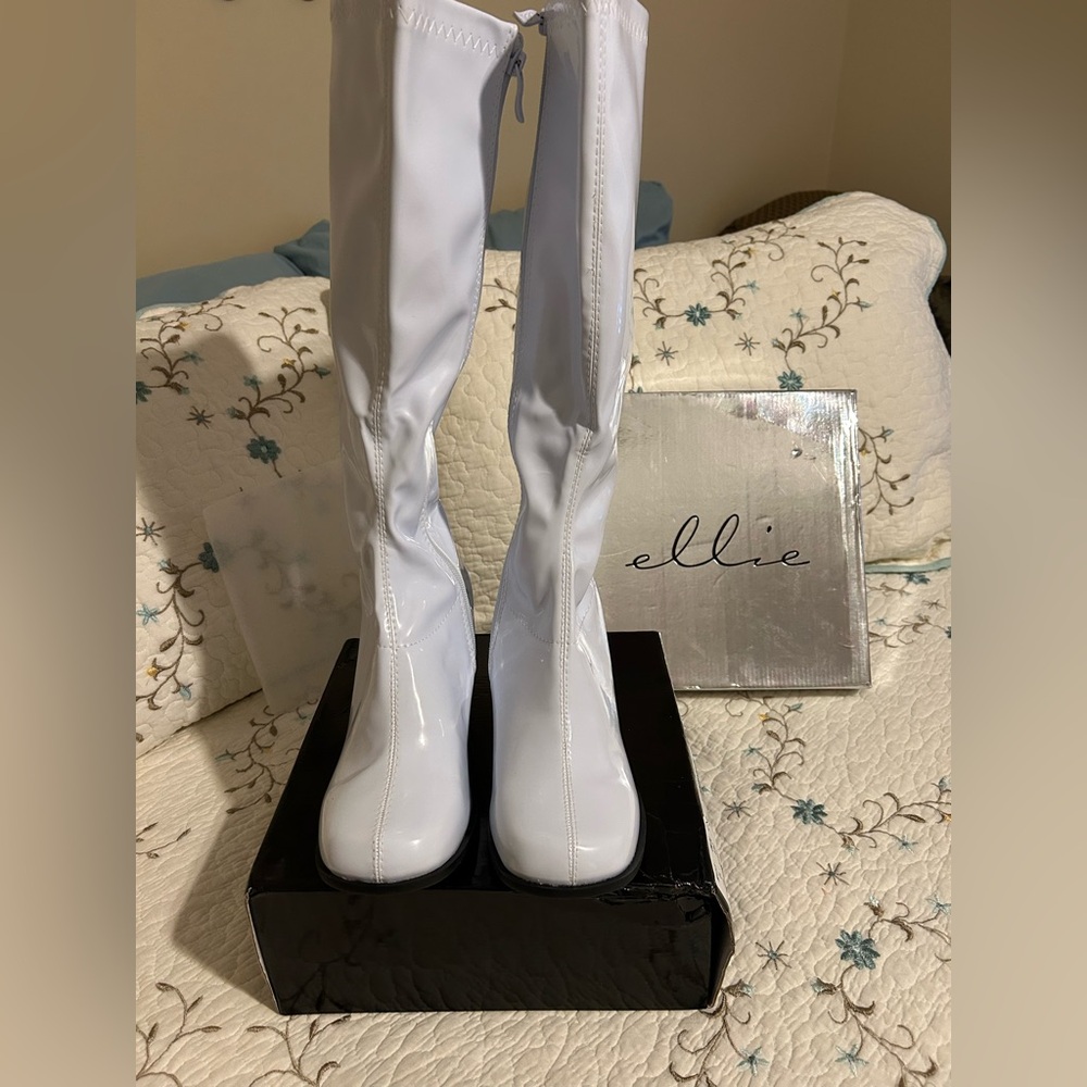 Ellie Women's patent leather gogo boots size 10 brand new in the box never worn